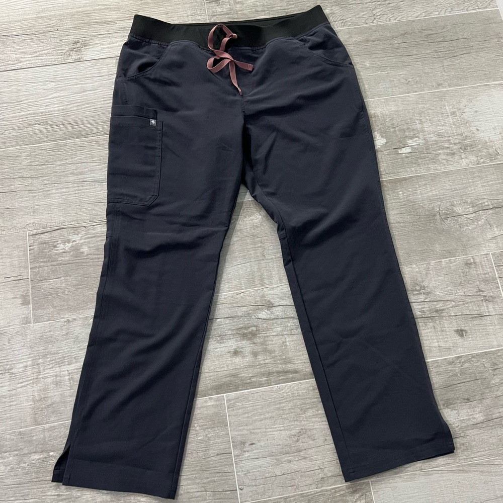 Figs Women’s Scrub Pants. Size L. PO 3468. Color Charcoal. Style W23SW2022